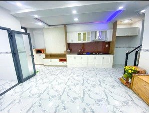 nhà cách mạng tháng tám, quận 3, 4x12m, 2 tầng, nhà mới ở ngay, shr, 3 phòng ngủ, sát mặt tiền