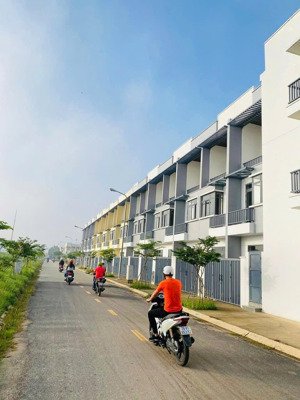 bán căn nhà phố 1 lầu nằm trong kcn phước đông dt sàn 99m2 giá 1.7 tỷ cam kết thuê 9tr/tháng lh tín