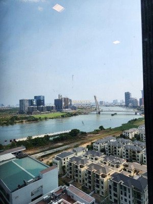 cho thuê căn 2pn view sông sg , nhà đẹp sang trọng , vinhoms golden river q1