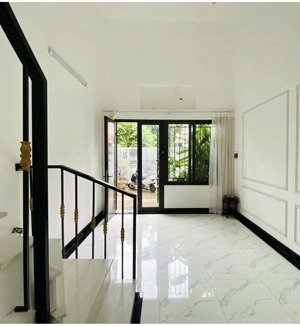 bán nhà phố cầu giấy 43m², 6 tầng, gần ô tô tránh, gần hồ, nhỉnh 9 tỷ