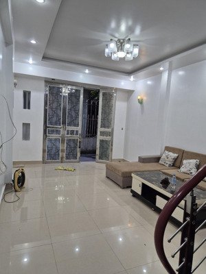 bán nhà 3 tầng vị trí kinh doanh tốt. vị trí: nhà 3 tầng, diện tích 51m2, chỉ sau 1 nhà mặt đường
