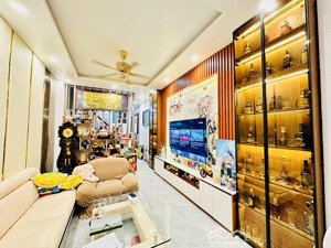 phân lô , thái thịnh , nhà đẹp full nội thất , 2 mặt ngõ trước sau , trước nhà rộng 3m , ở ngay.