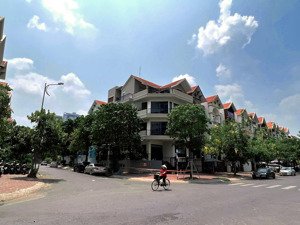 cho thuê tòa nhà văn phòng căn góc 2 mt lớn dt: 200,8m2 kdc himlam giá: 135tr/th lh: 