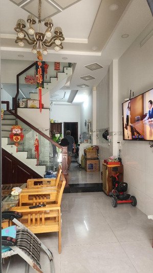 chủ lớn tuổi cần bán nhà 1 trệt 2 lầu. 5pn, 3wc có phòng ngủ ở tầng trệt cho người lớn