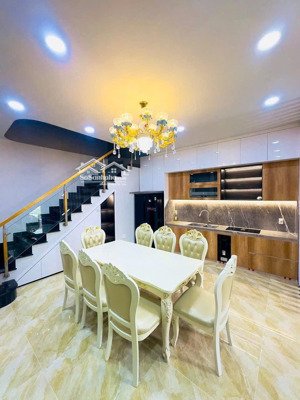 bán gấp căn nhà đường nguyễn trãi q1. 52m2(4m x 13m) gần chợ bến thành