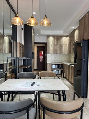 cần bán chcc kingston q.phú nhuận. dt: 95m2 3pn 2wc.giá: 8.2 tỷ.lh: thịnh