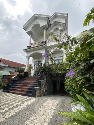 bán căn biệt thự đẹp kế bên tp mới, bình dương. để lại toàn bộ gỗ quý