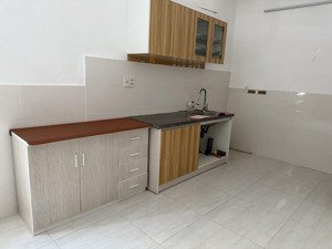 cho thuê phòng 45m2, có ban công và gác lửng ( 20m2)