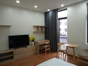 chính chủ cho thuê căn hộ 38m2 full đồ có ban công phố hồng tiến giá 6 triệu, có lốt xe: 