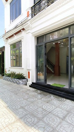 nhà dt 12x8,5m, xây dựng 8x8,5 btct 3 tầng có gara ô tô riêng biệt