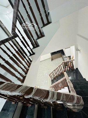 ô tô vào nhà trung tâm thạch bàn, long biên diện tích rộng giá hợp lí 20m ra ô tô tránh