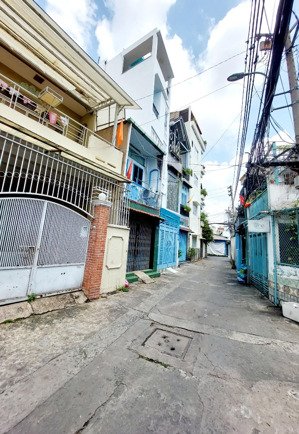 nhà sát mặt tiền đường, xe hơi ngủ nhà, ngay ngã 5 bình hoà, ngang nhà hơn 5, 4pn, mua vào ở ngay