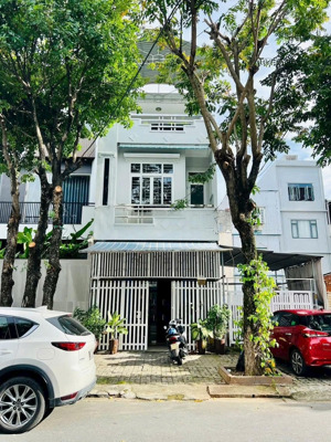 mình cần bán nhà 3 tầng mặt tiền thành vinh 2 , phường sơn trà ( cách biển 400m )