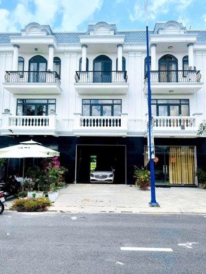 bán gấp shophouse 3 tầng trục đường 25m. giá: 3,9 tỷ. sổ hồng công chứng ngay