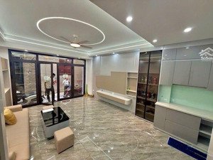 7 tỷ 5 lô góc cực đẹp, thang máy trung tâm hà cầu xây chắc chắn, phòng sáng thoáng, cửa sổ đầy đủ