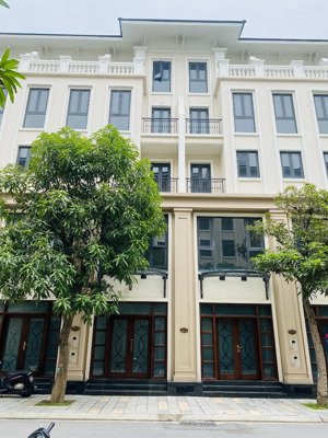 bán gấp phân khu thời đại
diện tích 60m
giá 8tỷ750 bp
vị trí đẹp gần 10 toà chung cư
chung cư đang