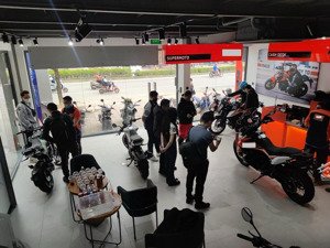 cho thuê showroom 2 tầng 2 mặt tiền phố nguyễn văn cừ hà nội