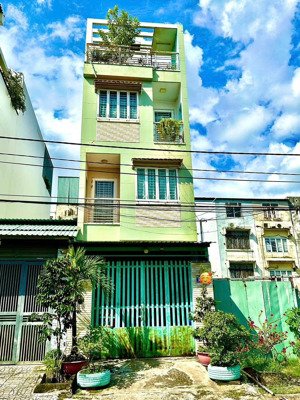 nhà mặt tiền đường. diện tích đẹp vuông vức. sổ hồng riêng