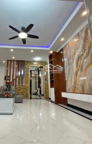 đội cấn - ngọc hà - giang văn minh - 6 tầng - thang máy- cách mặt phố 30 m -đầy đủ nội thất