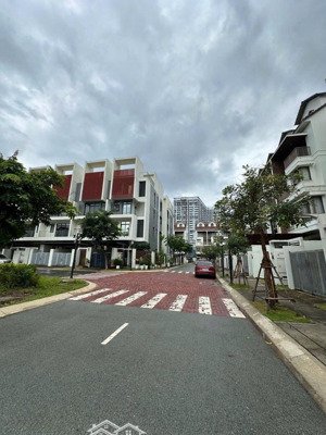 bán nhà phố haruka hoàn thiện, có thang máy nhà 1 trệt 3 lầu,1 mái giá 8 tỷ 7- sổ hoàn công