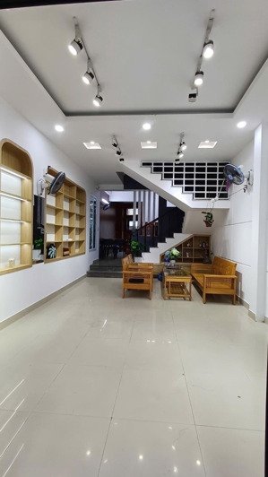 2 mặt kiệt kiệt ô tô 5m tranh nhau nguyễn văn thoại, gần đường chính