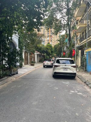 vũ phạm hàm - cầu giấy -toà 9 tầng thang máy thông sàn - kinh doanh - ô tô tránh - giá 35tỷ