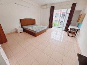 q7 cho thuê phòng studio ban công rộng 35m2 thoáng mát , full nội thất