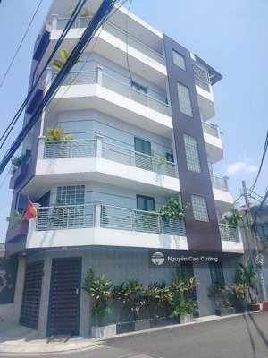 nhà góc 3 mặt tiền có thang máy 4,8x17m đúc 1lững, 4 lầu, nội thất hiện đại đẹp, tân chánh hiệp 03
