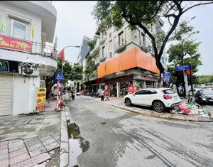 phố nguyễn văn cừ - ngọc lâm- gara g63 - trước nhà có cây sung rất vượng khí - có sân để được 6 ôt