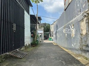 bán miếng đất ngay trung tâm thị trấn hm. tặng căn nhat tiền chế và khu vườn nhỏ trên đất