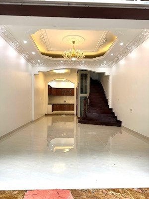 chính chủ bán nhà cầu giấy 52m2x5t, oto tận cửa, 11.8 tỷ, nhà cực đẹp, lô góc, dân trí cao