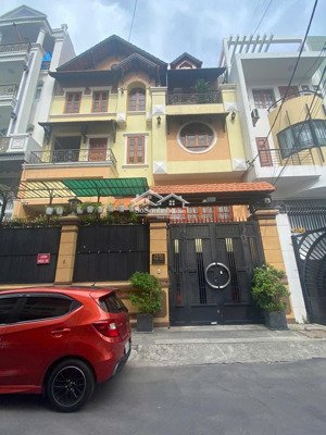 bán căn nhà ngay đường ngô gia tự dt: 9x20 cn 180m2 4 tầng thang máy giá bán 35 tỷ thương lượng