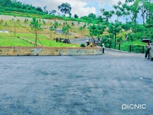 nhà em có 1 suất ngoại giao khu hồ đồng vỡ. lưng tựa núi mặt hướng thủy. 5p là về đhqg, cnc hòa lạc