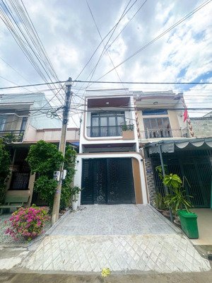 chủ gởi bán nhà 1 trệt 1 lầu (hoàn công) thuộc kdc bửu long. giá chỉ 4,950 tỷ full nội thất