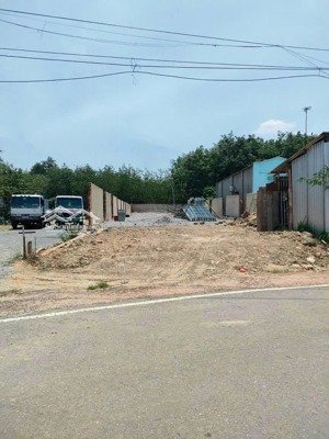 đất ngộp gần kcn đất cuốc giá 5 tỷ mặt tiền nhựa