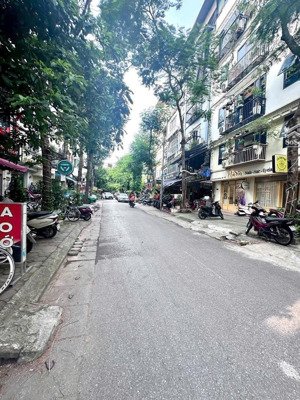 chủ hạ chào bán gấp phố cổ hàng buồm trái tim của trung tâm buôn bán ssamf uất nhất hà nội