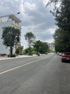 bán đất trục chính vào dự án verosa khang điền tại phú hữu, cách liên phường 200m.
