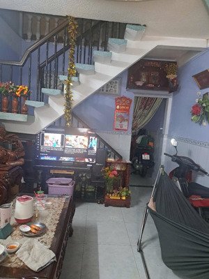 bán căn nhà kế trường thcs sương nguyệt anh.