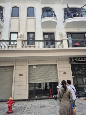 gia đình tôi có việc cần bán căn biệt thự liền kề 56m vinhomes ocean park 2. lh cô hân: 