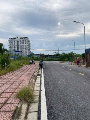 cần bán lô đấu giá văn đẩu kiến an dt: 58,8 m2 (ngang 4,2 m)