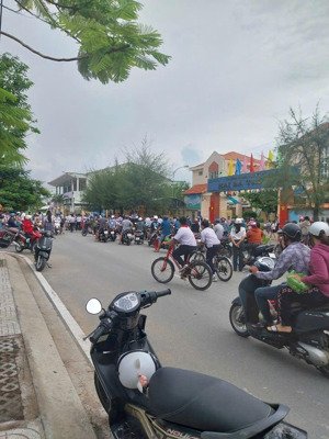 - đất góc giá: 17ty 554 triệu ,dt: 11*25m, 262m2, lô 2 mặt tiền đường lê thị tám, nhà bè