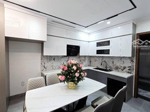 trung tâm long biên nhà hơn 40m santafe ra vào thoải mái 15m ra ô tô tránh full nội