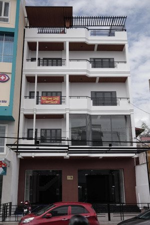 diện tích đất 10,5x30; diện tích xây dựng 200m2, diện tích sàn 1100m2 nhà 1 trệt 4 lầu mới xây