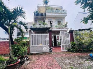 bán biệt thự 2 lầu nam long 1 gần hồ bơi sân bóng dt 210m2- có 5pn- giá 11.5 tỷ