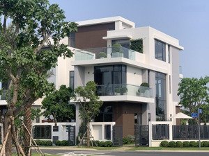 bán lỗ 1tỷ3 căn biệt thự có 2 mặt tiền, mặt tiền trước 30m, mặt tiền sau là công viên và trường học