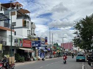 68m2. 8,6*7,6. nhà 2 tầng. cách quốc lộ 13 cũ 15m. sổ riêng hoàn công. giá: 3 tỷ chín.