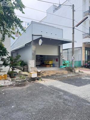 Nhà cấp 4 đường B2 kdc Hưng Phú có mương hở bên hông và phía sau .