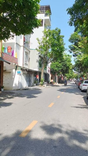 5,9 tỷ nhà giang biên, ô tô đỗ cổng, 5 tầng, 30m2