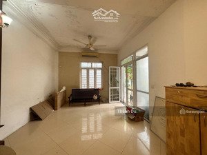 cho thuê căn hộ tầng 1 tại hồng tiến , ngọc thụy,long biên 70m2 1 pn, 1 pk , bếp rộng giá 6tr