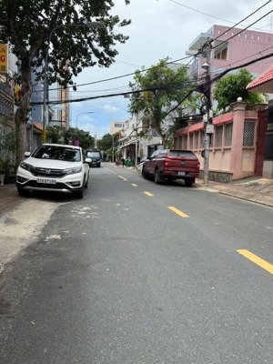 cần bán gấp nhà 1 trệt 2 lầu mt đường 185 phước long dt: 90m2 ngang 5*18